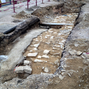 Pont médiéval rue Piron mis au jour par les archéologues de l'Inrap lors des recherches préalables aux travaux de piétonnisation. © Bertrand Carlier - Jondi