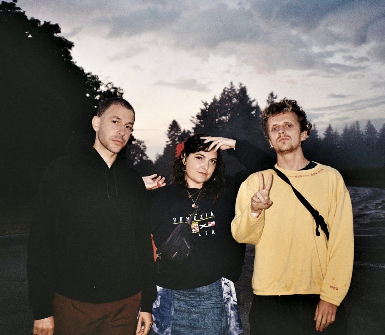 Loaded présente : Janela World + Duo synthé / guitare mystère dijonnais !