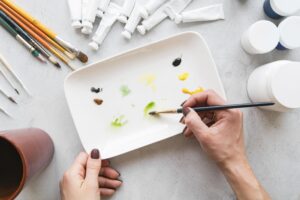 Visite – atelier : peinture sur assiette