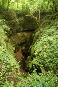 Pasques – Descente dans le Creux Percé