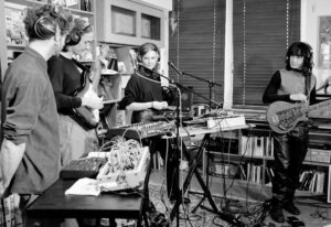 Concert – Lova and the eight million dollars