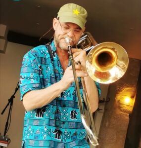 Ambiance latine avec Bamboli au trombone et à la guitare