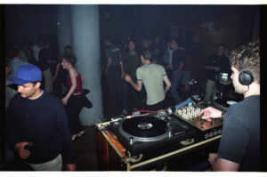 Vernissage de l’exposition « Berlin Possibility – Rave dans les ruines : la culture club 1991-2000 » de Brox+1