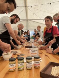 Saint-Victor-sur-Ouche – L’atelier moutarde de la Reine de Dijon : une histoire qui ne manque pas de piquant !