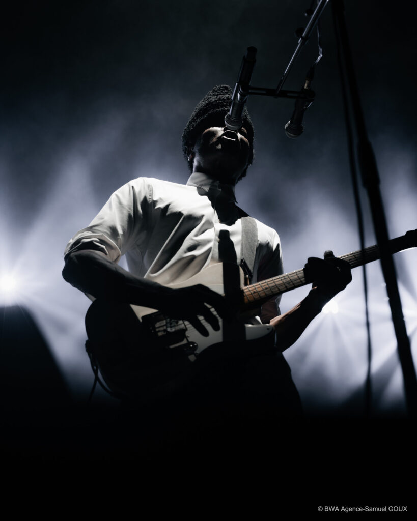 Keziah Jones à la guitare sur la scène de la place de la Libération pendant Lalalib 2026