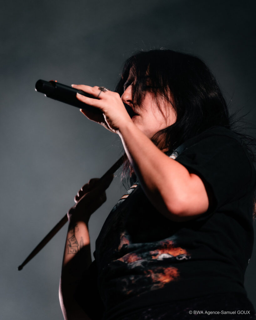 Nili Hadida avec Lilly Wood and The Prick sur la scène de la place de la Libération pendant Lalalib 2026