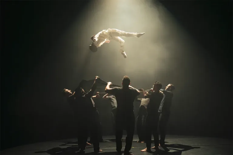 Groupe acrobatique de Tanger et Raphaëlle Boitel « KA-IN »