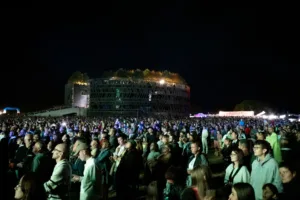 Le public rassemblé de nuit devant le bâtiment du MuséoParc Alésia